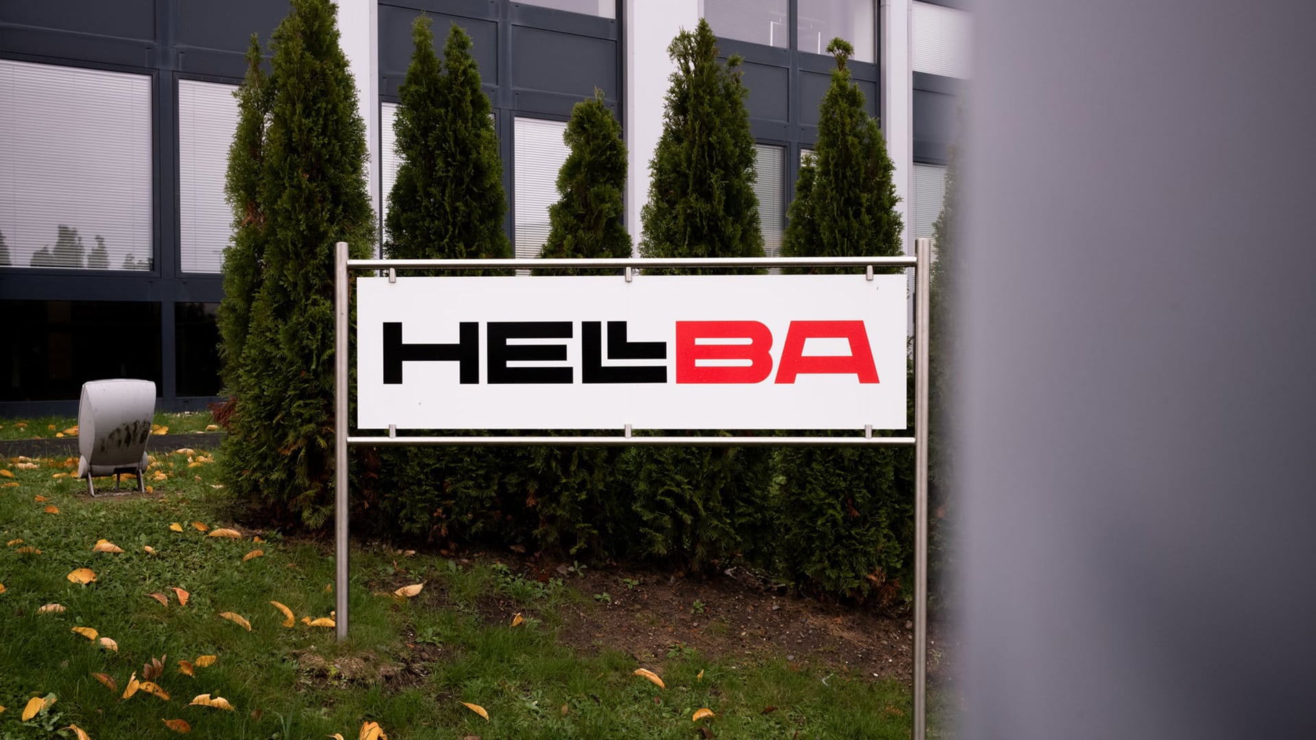 hellba kunststoffe gmbh ueber uns gebaeude aussenansicht firmenlogo